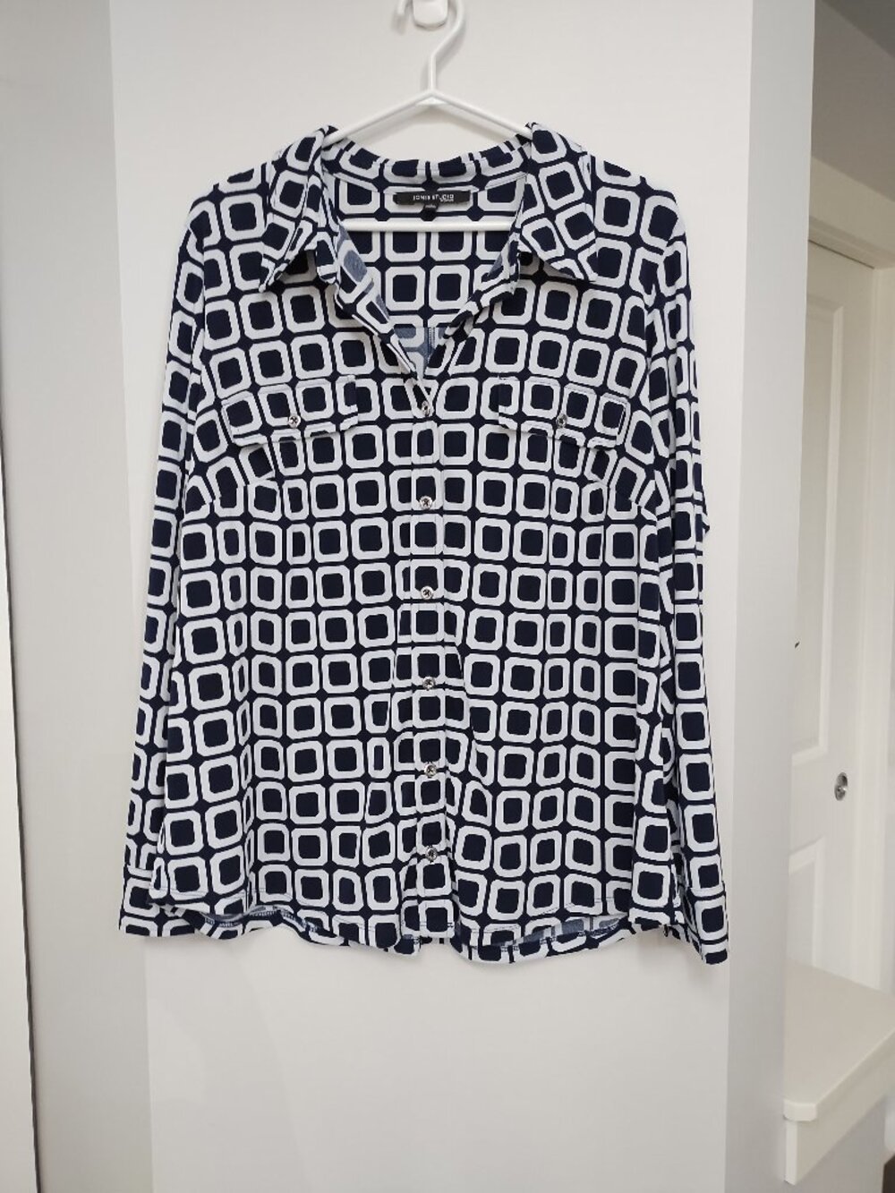 Jones Studio button down long sleeve top